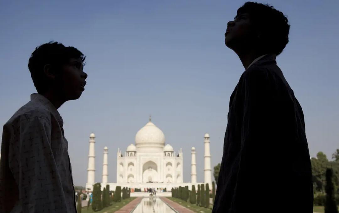 孟买富人区与贫民区一墙之隔,孟买欲望都市