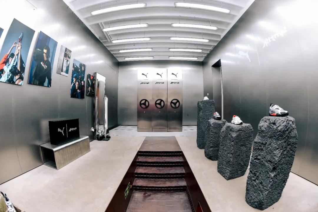 悄悄地说!我们和一众潮人被带去了个神秘空间,里面居然…