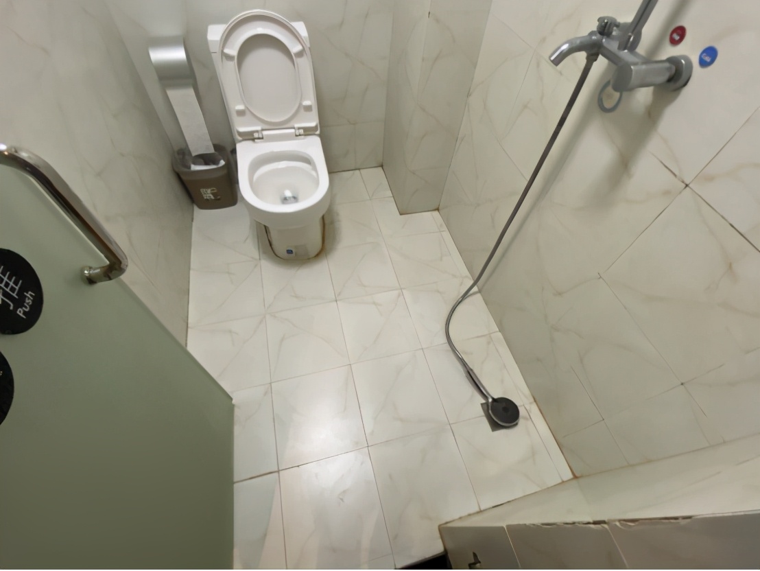 客人穿一次性拖鞋洗澡摔倒,游客在酒店摔伤正常赔多少