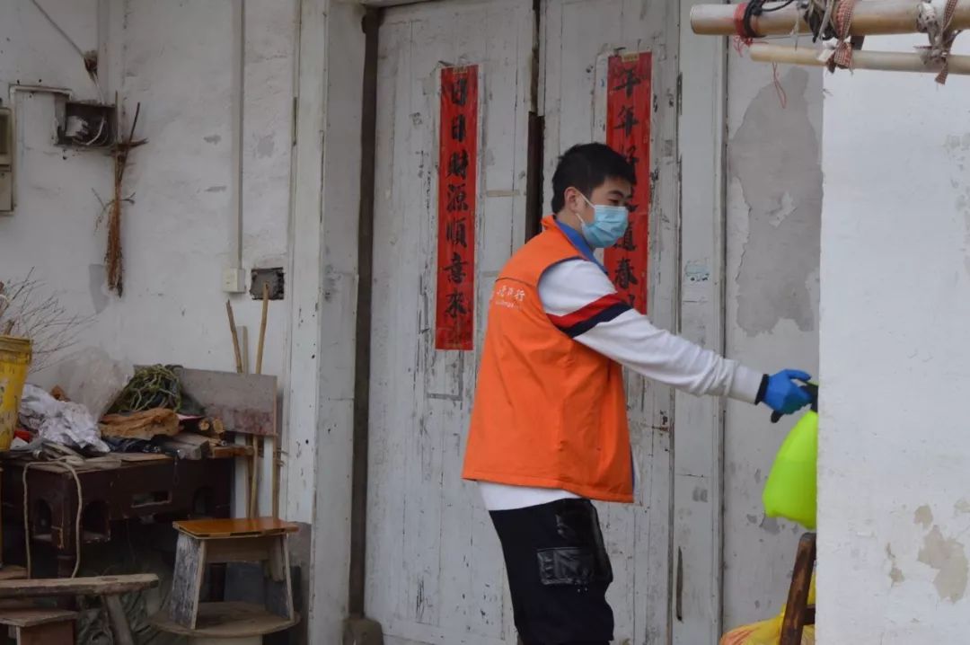 “村里长辈记得我们，我们的话老人都能耐心听。”松江这群“95后”防疫宣传优势足