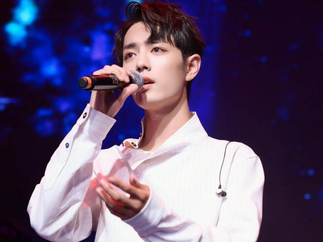 周杰伦和易烊千玺的同台演唱,唱歌忘词机智补救