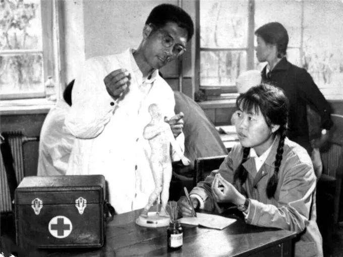 纪念毛主席的“626”指示，“赤脚医生”与新中国的卫生保障制度