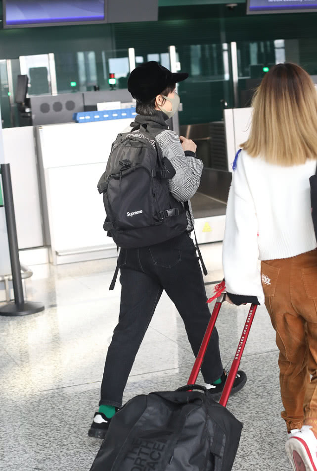 孙俪千鸟格棉服走机场，绿色袜子太抢镜，自己拿行李毫无明星架子