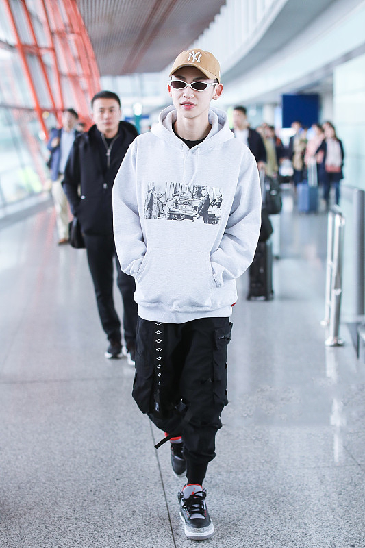 AJ鞋让众多明星转身当“潮男”！女星穿了比男性还man，醉了