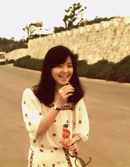 成龙献花邓丽君视频,邓丽君写给成龙的歌