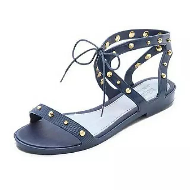 凯瑞姆、扎哈都有为梅丽莎设计过塑料鞋？没错，而且还怪好看的！