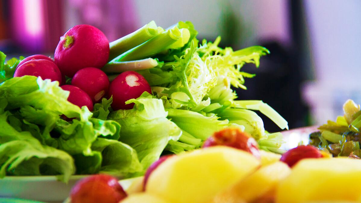 70岁老人可以做痔疮手术吗,家里老人治痔疮的方法