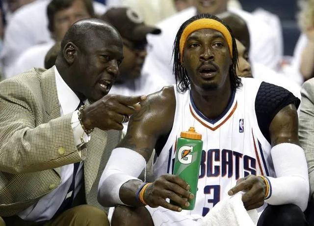 猫王华莱士拜纳姆,杰拉德华莱士被肘击视频