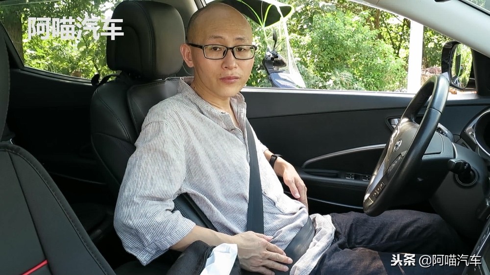 老司机教你如何正确系安全带,安全带这样系对吗交警现场讲解