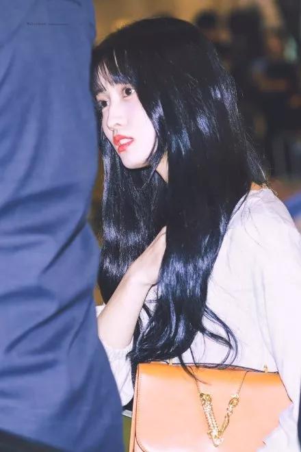 金希澈出道15年首次公开恋情，女友还被评为95后爱豆中最懂穿的人