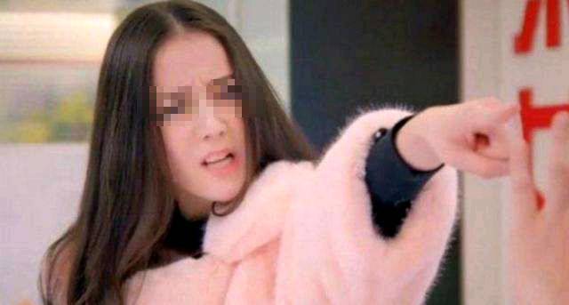 5岁儿子放学回家，一直夹着腿走路，妈妈起疑脱下裤子，瞬间爆炸