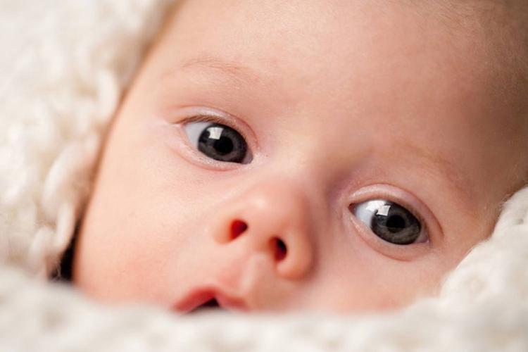 新生儿吃完奶打嗝妙招,如何快速解决新生儿打嗝的方法