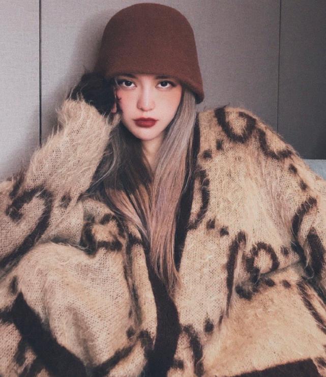 有种“救场”叫周扬青，看她穿短裙后坐下姿势，女生都该来学习