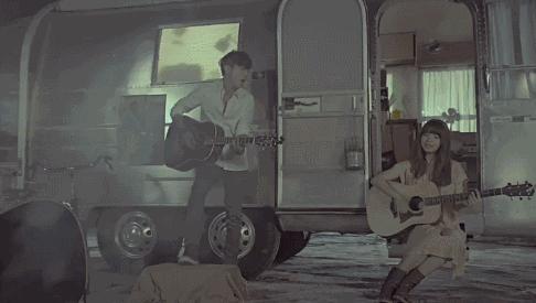 会弹钢琴的人有多幸福,会弹吉他的人是不是遍地都是