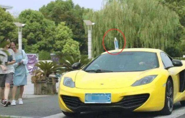“优质男人”开二百万豪车，大学门口“撩妹”，全程只用一分钟
