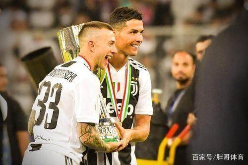 迷你罗87场比赛打进730球,迷你罗脚后跟进球