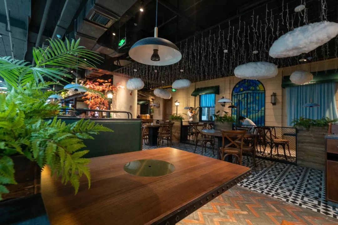 奇点杭州|近江海鲜城入驻涌金广场，店家花100万装修