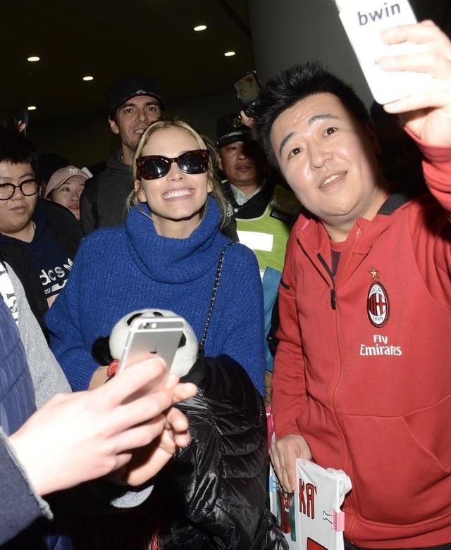 卡卡和2婚妻子秀恩爱!卡洛琳美若天仙!卡洛琳娜更是美艳不可方物