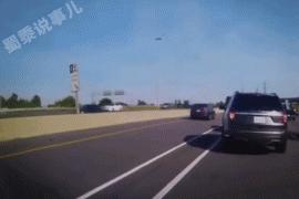 动图警示：小车突然冲向推车老人，幸运的红衣女人尖叫着跑开