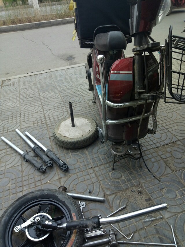 电动车前叉撞坏了,简易电动车前叉减震维修视频