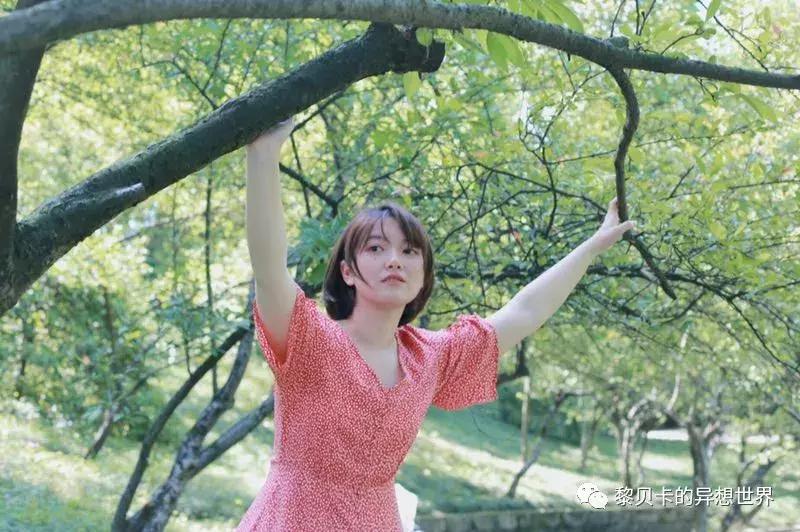 她们穿的连衣裙,她们穿的花裙子