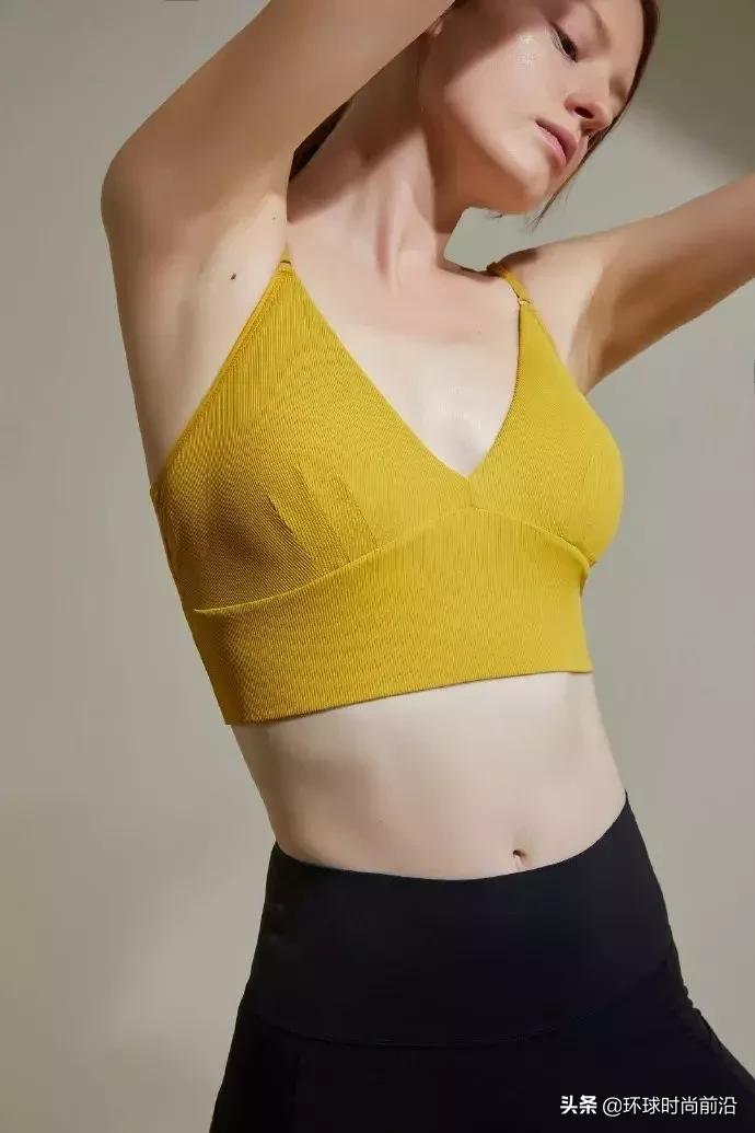 穿衣自由？雪莉不穿内衣被热议，你站雪莉还是内衣