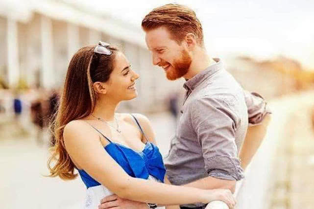 当一个女人面对两个男人很爱的人,一个女人面对爱情很懦弱