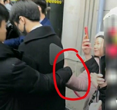 王俊凯推易烊千玺蹲着,王俊凯易烊千玺摸头