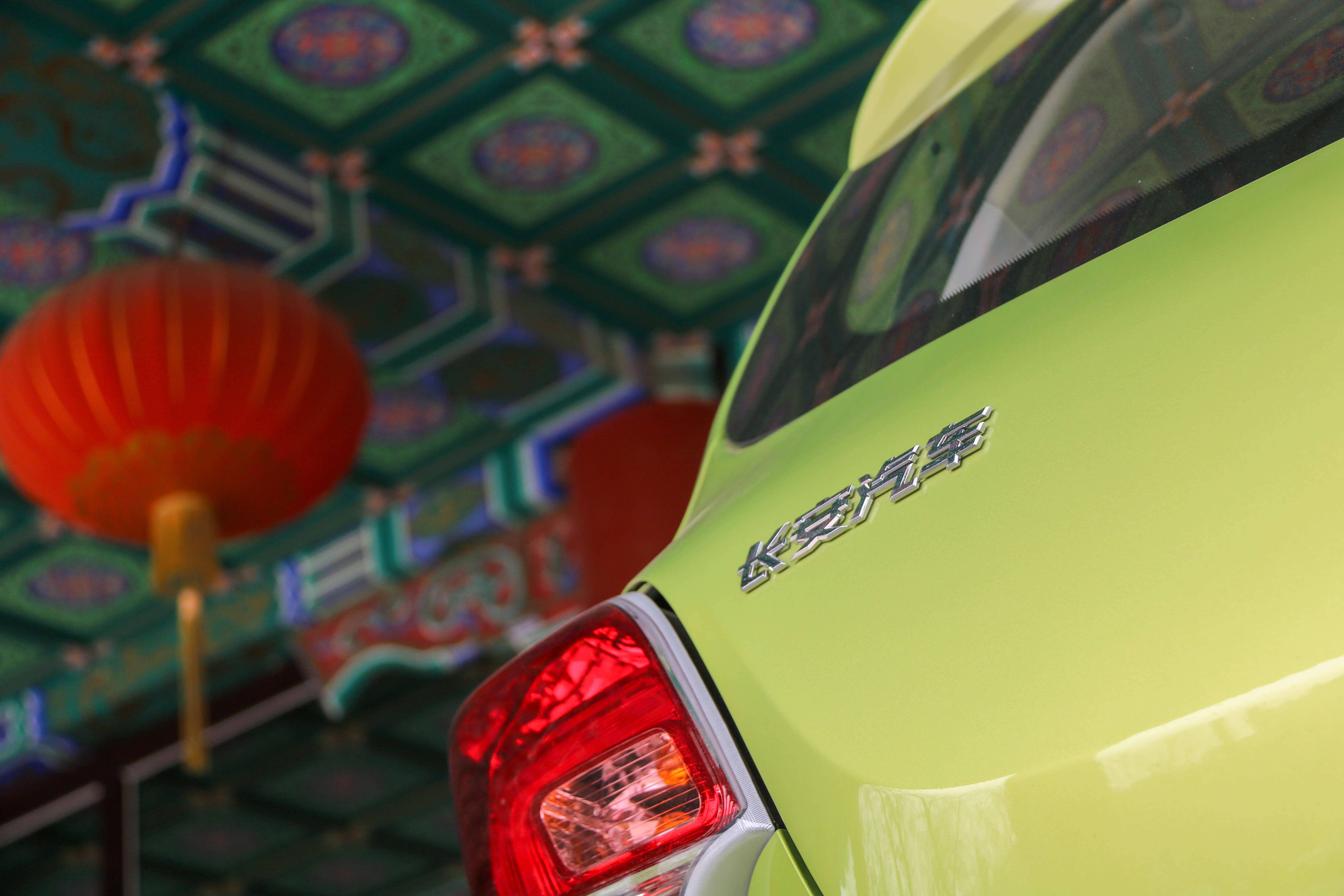 后备箱只放一只鞋,后备箱球鞋