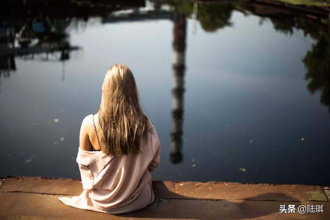 当一段感情走到尽头就该坦然放手,好的感情一定是专一且忠诚的