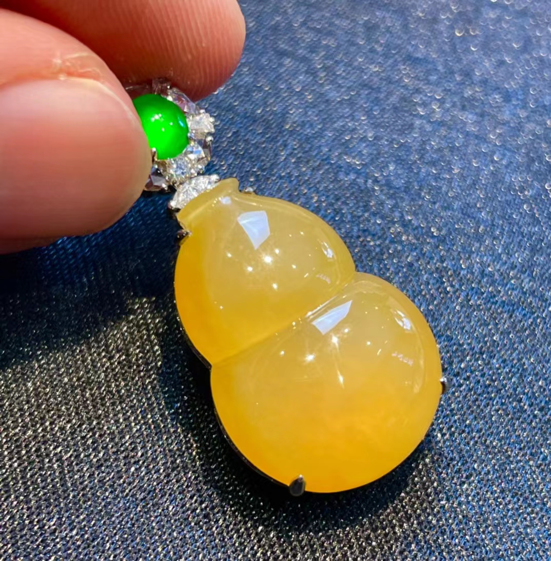 翡翠给人的感觉就像一抹清泉,天然翡翠与众不同美出高级感