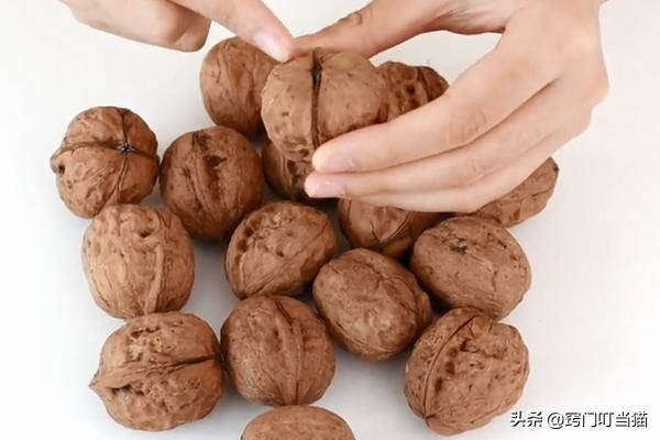 剥核桃的小机关,原来核桃有个小机关