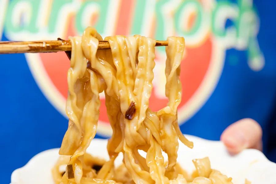 在李佳琪直播间买零食，是个划算的选择吗？