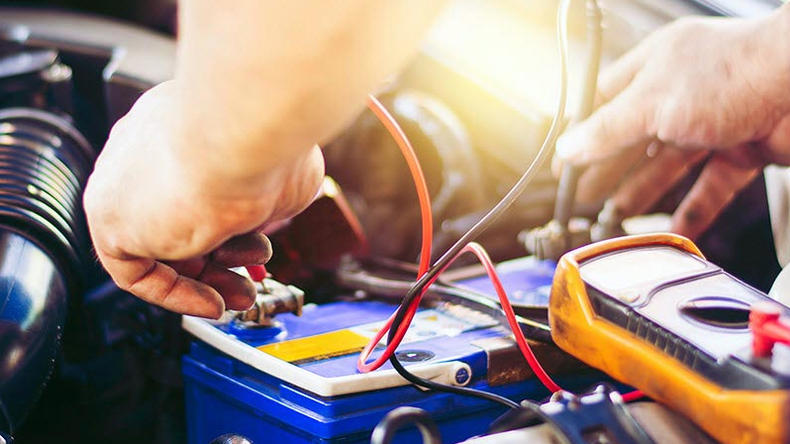 汽车脚刹难踩下去不能启动的原因,汽车启动不了哒哒哒响是什么原因