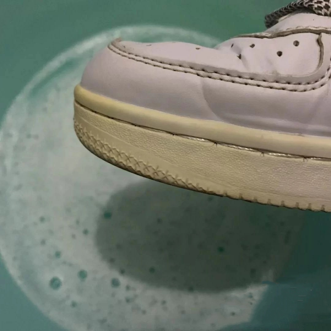 aj鞋帮发黄怎么变白,白鞋鞋帮发黄变白的小妙招