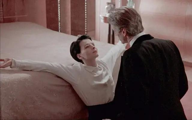 他是《洛丽塔》男主，畸形恋专业户，也是禁欲系不老男神