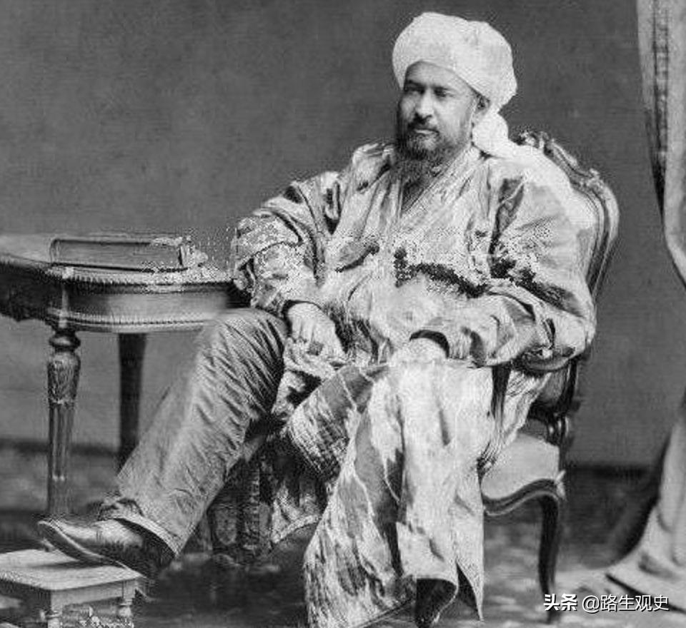 此人摇尾乞怜为英国女王“写”诗,“换”来枪炮*弹子**侵略中国*疆新**