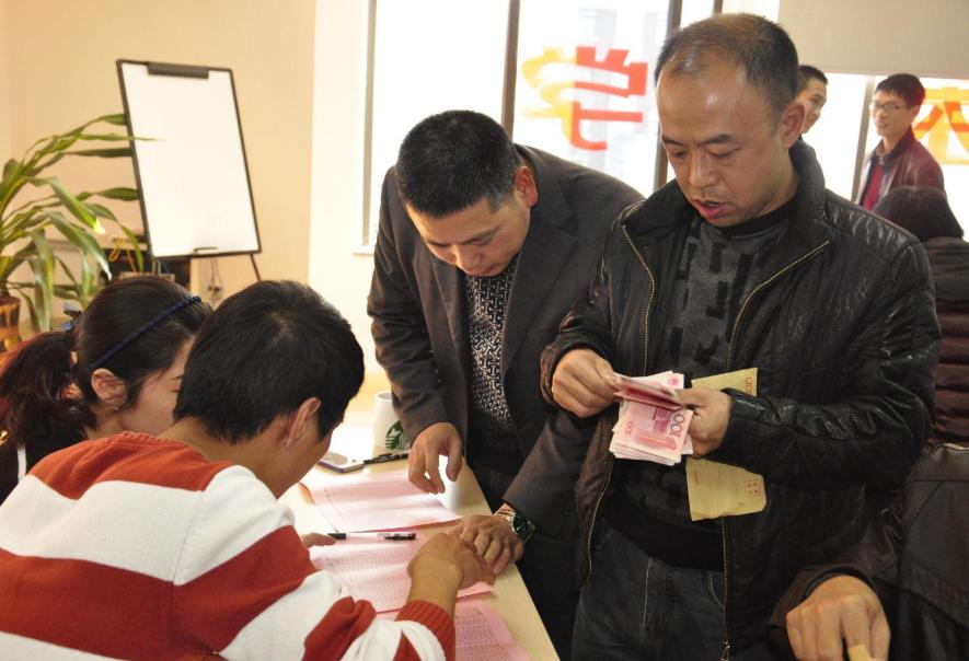 父母工资低我该怎么办,父母老是问我要钱我也没钱怎么办