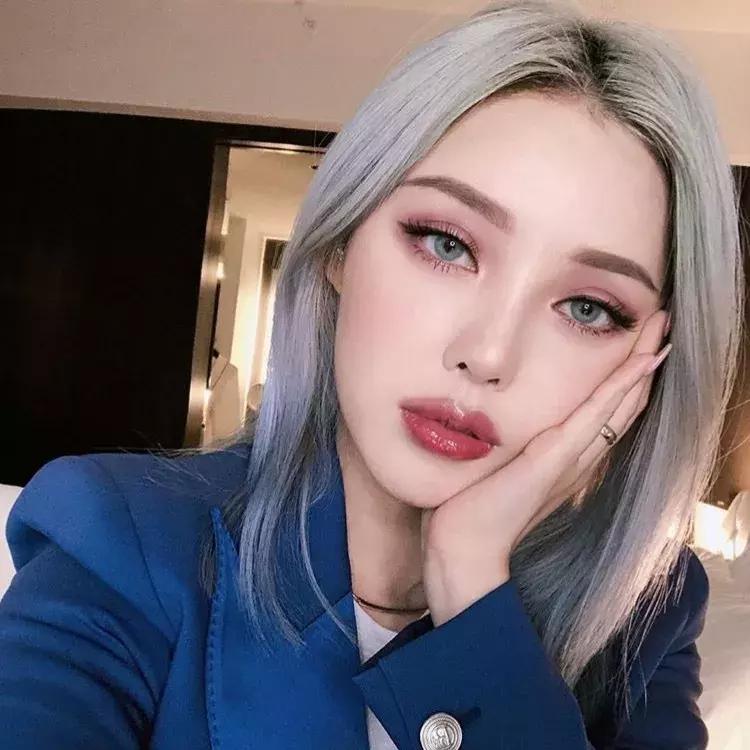 夸张发色弄什么造型,夸张的发色适合什么衣服