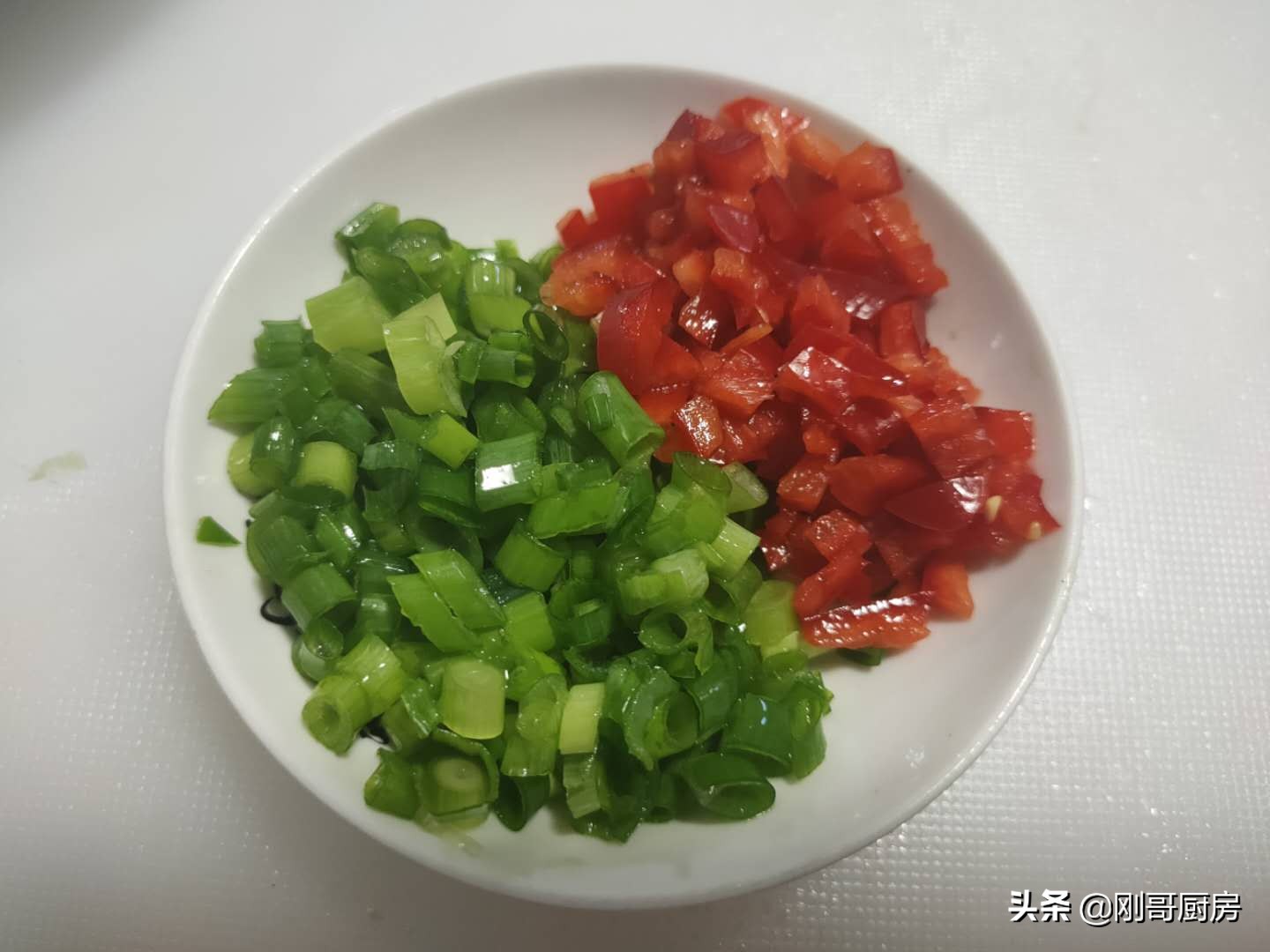 炒凉粉要不要焯水,炒凉粉要不要拿油刨下