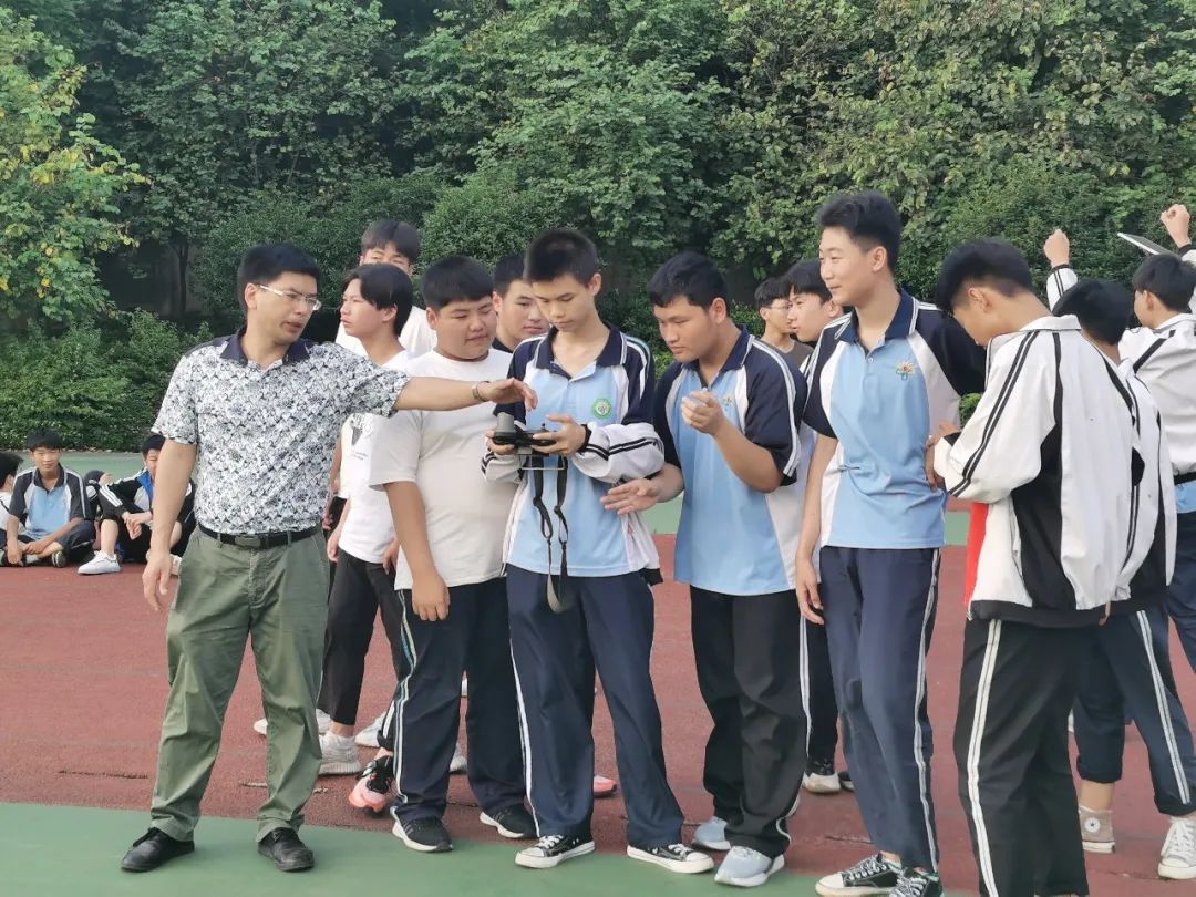 广西无人机培训中专班,广西科技商贸高级技工学校无人机