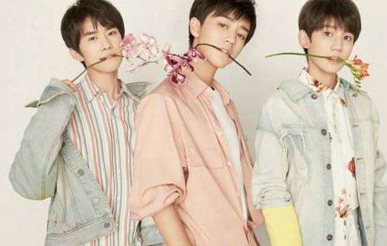 涂上像自己本身唇色的口红,涂上自己喜欢的口红