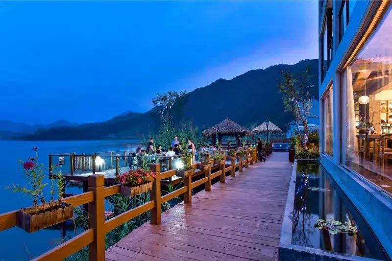 把千岛湖“装”进自家民宿，做了一个无敌湖景泳池，让无数人尖叫