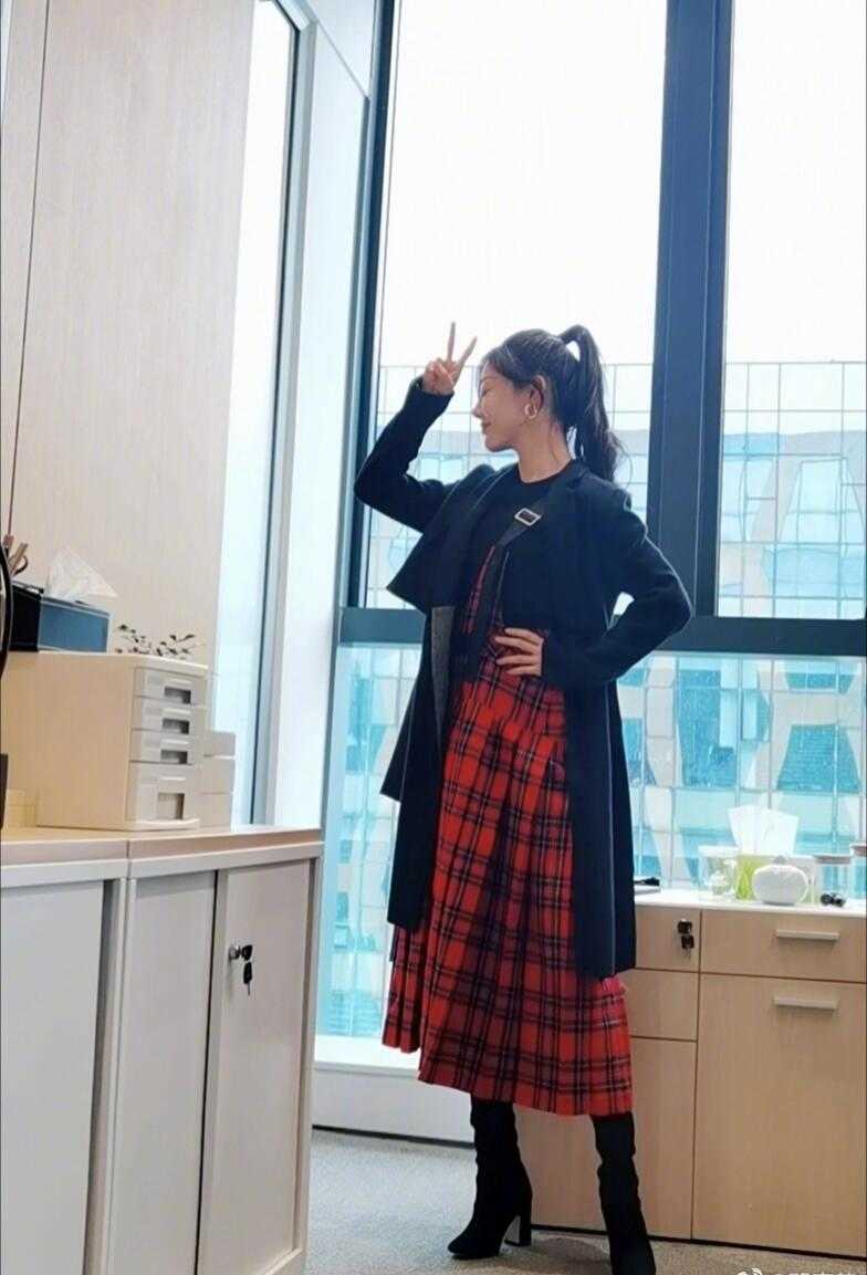 马蓉lv,马蓉现身机场穿的黑大衣红围巾