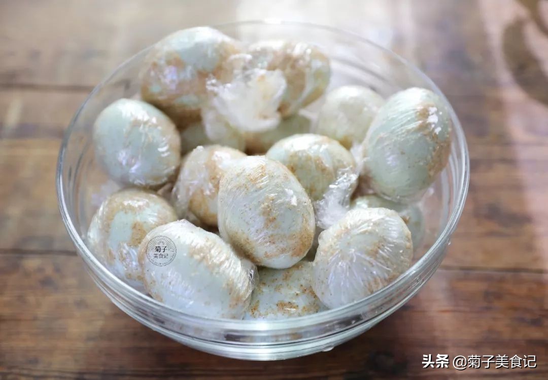 咸鸭蛋好吃又简单的腌制方法,简单腌制咸鸭蛋家常做法