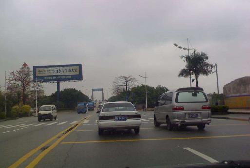 在红绿灯路口掉头怎么掉头正确,路口合法掉头的九个小知识