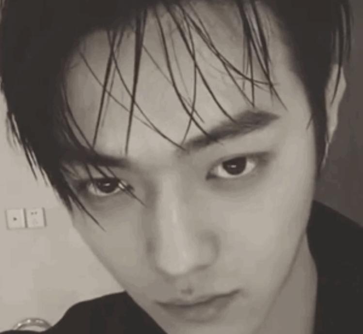 许凯起床素颜,许凯内心被粉丝夸的无比开心