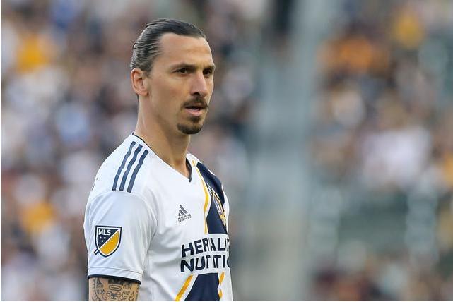 伊布十大暴力犯规集锦,伊布报复性手扇对手头部染红离场