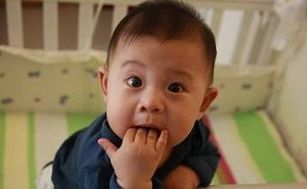 宝宝咬手指怎么办？三个坏习惯，父母这样化解