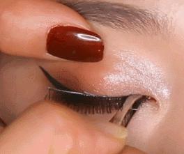 眼妆画完一会就脏掉了,眼妆一画就显得凶